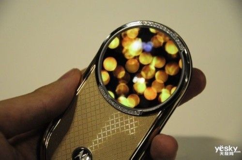 引爆奢侈风 摩托罗拉aura r1黄金版16800元_手机_科技时代_新浪网