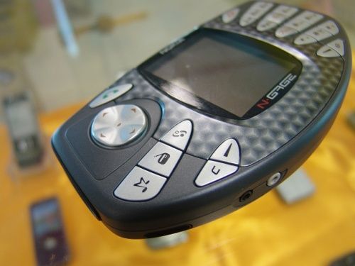 图为:诺基亚 n-gage 手机