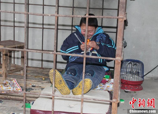 12岁男孩多动症四处惹祸父亲将其关铁笼图