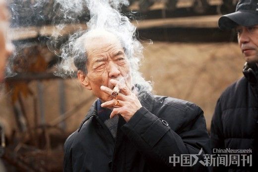 陈忠实抽烟图片