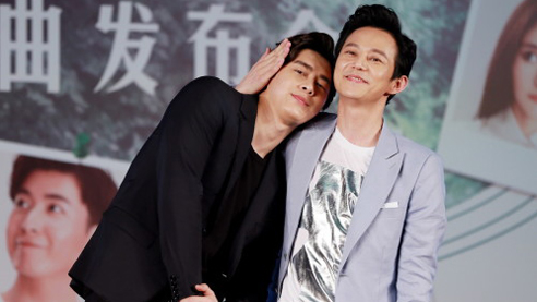 李易峰依偎何炅怀里:我错了