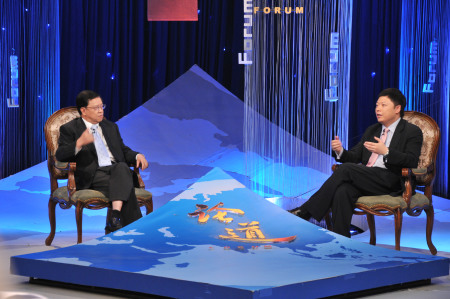 《论道》嘉宾主持龙永图与嘉宾王冉在节目现场