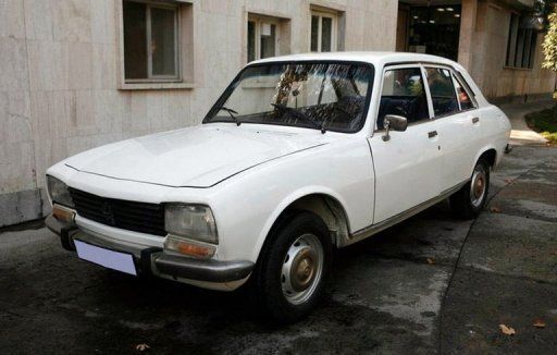 图为伊朗总统的私人轿车1977年产的标致504