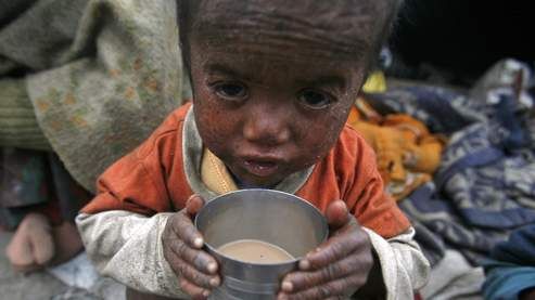 图为位于印度诺伊达(noida)的一名饱受饥饿的儿童
