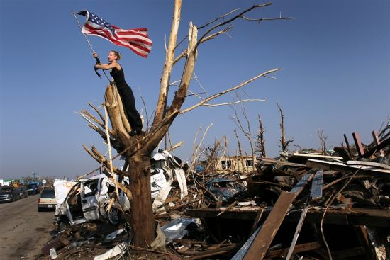 此前他们在一棵遭到龙卷风严重破坏的树上树起了一面美国国旗