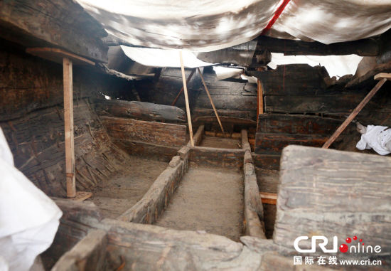 2014年1月6日,河南洛阳古沉船发掘现场,古沉船头,船仓内部.