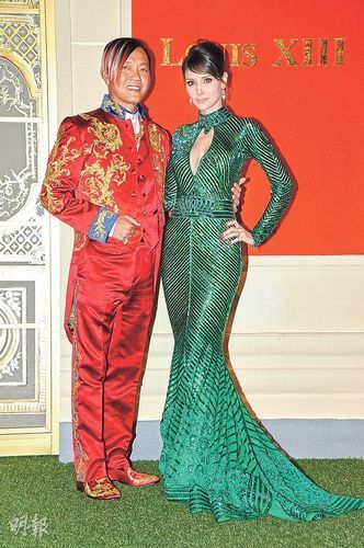 投行出身的洪永时(左),衣着品味独特,经常与其妻子deborah(右)以一身"