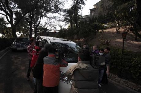 赌王何鸿燊争产风波令人瞩目，图中一辆汽车驶离何鸿燊的大宅，遭大批记者围堵拍摄。(路透社)