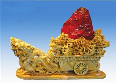 宽60厘米,雕件由两部分组成,下部由一块青田石整体雕成一条龙拉车,车