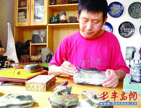 他用一只手刻活崂山绿石