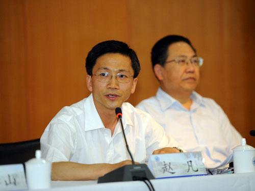 中共中央组织部干部三局副局长赵凡宣布中共中央的干部任免决定并讲话