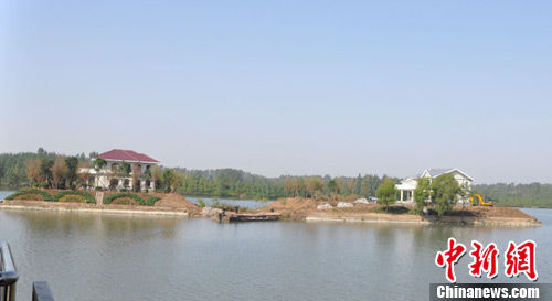 河南许昌小水库违规建别墅 难管理或变乱开发