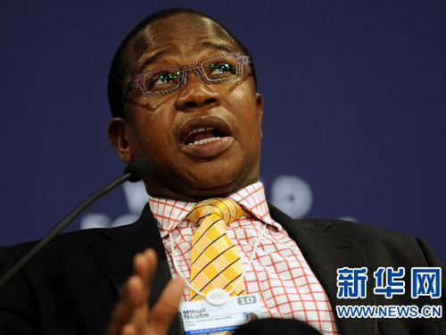 非洲开发银行经济学家姆苏利·恩库贝在专题研讨会上发言.