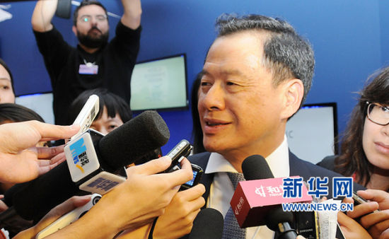 广发银行行长利明献在论坛上接受新华网记者专访.