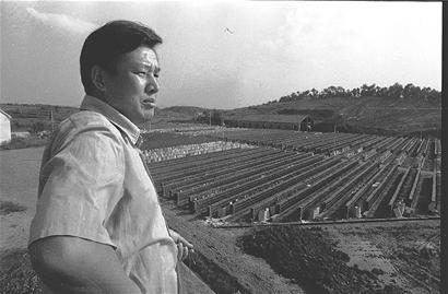 荆楚网消息 (湖北日报) 1986年,嘉鱼县官桥八组的周宝生正在组里砖瓦