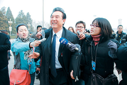 陈云林在人民大会堂前接受媒体采访
