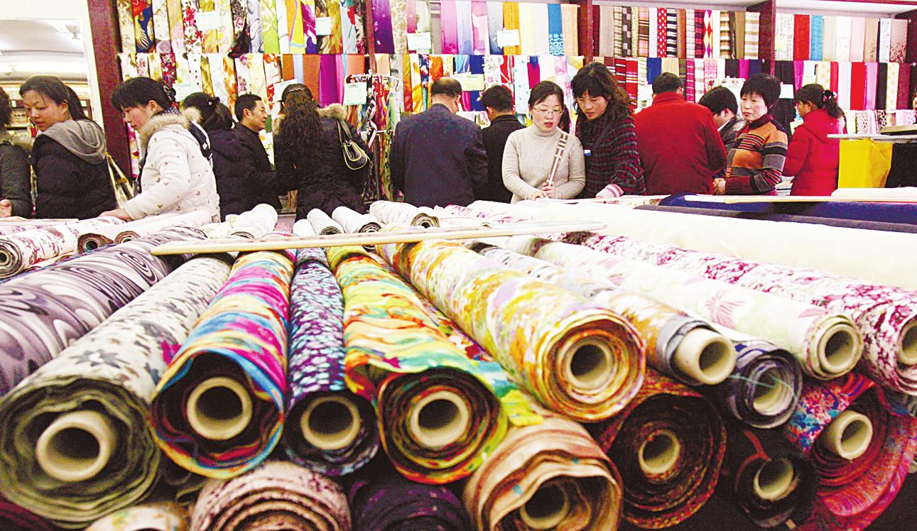 阳春三月,随着旅游旺季的逐步到来,古城苏州的丝绸市场也开始升温