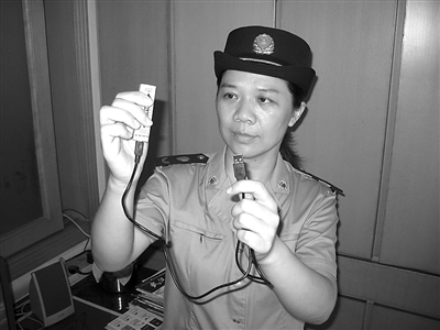 工商查处"口香糖"式针孔摄像机