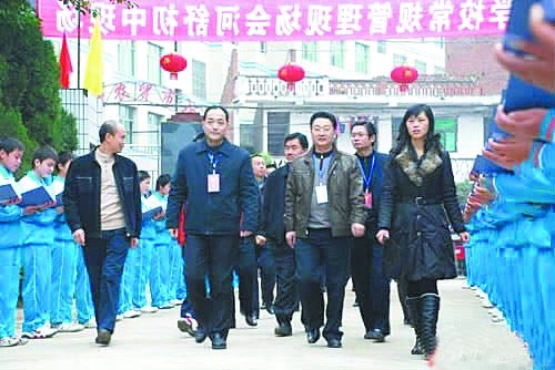 还有比"阅兵"更适合的词能概括的吗:近日,四川南充蓬安县河舒初中