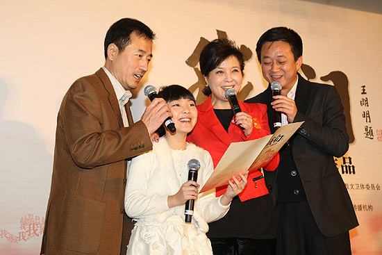 杨立新(左一),丛薇(左三),朱军(左四)学唱《我们》(图片来源:人民网)