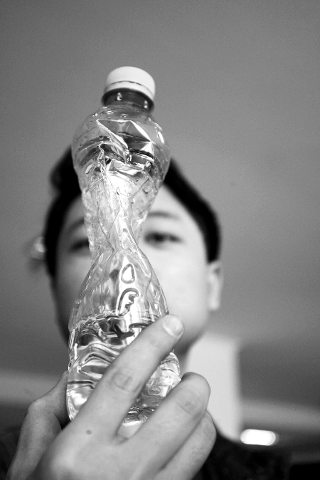 矿泉水瓶越来越薄了,轻轻一捏就是坑商报记者 王春胜/摄矿泉水瓶越来