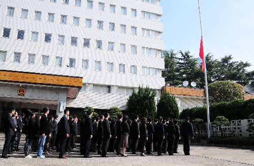 中国驻日使馆降半旗悼念玉树地震遇难同胞 4月21日,中国驻日本大使馆