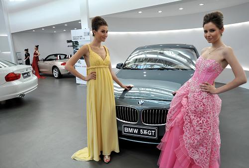 香车美女亮相银川房车文化节