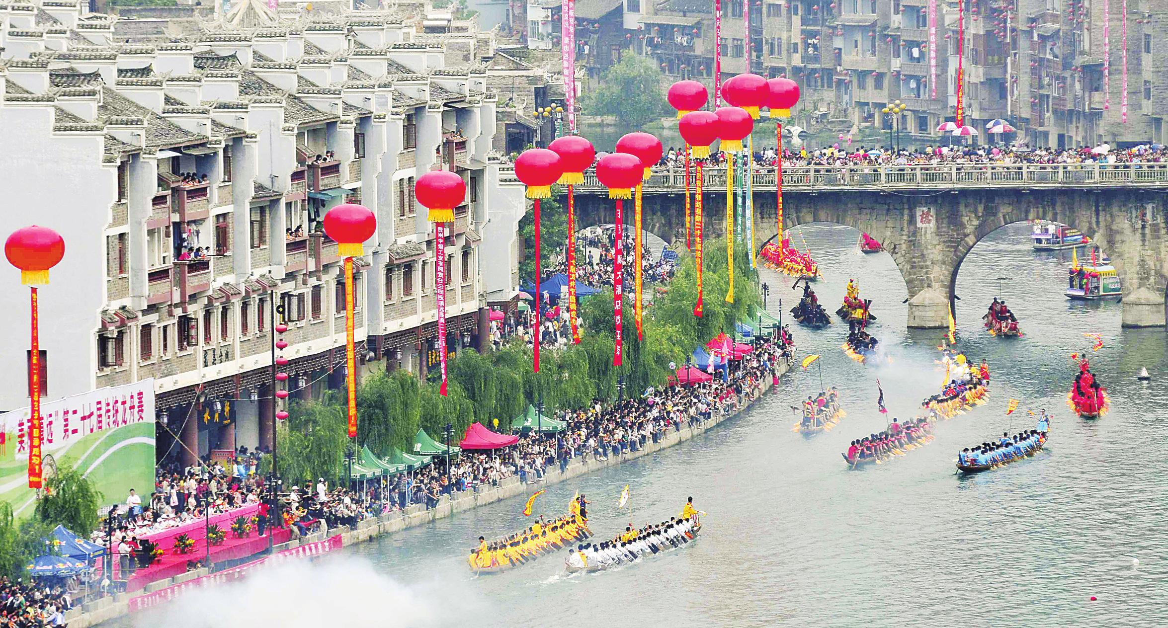 6月16日,贵州省镇远古城第27届传统龙舟赛在国家级风景名胜区舞阳河上