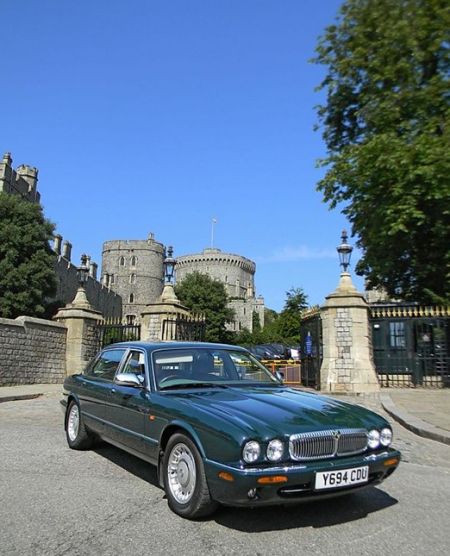 过英国伊丽莎白二世女王驾驶这款专为皇室打造的2001年戴姆勒super v8