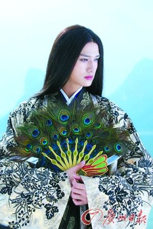 有细心的网友发现,"杀阡陌"的扮演者马可曾在《家有儿女》中扮演"小雪