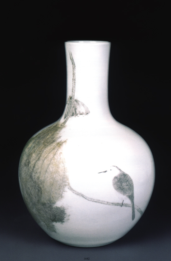 江宏伟 留得残荷听雨声 釉上彩瓷瓶 成交价:15.