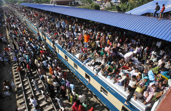 图文:开斋节前孟加拉人民再现挤满火车奇观