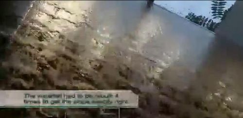  　　视频截图：豪宅内拥有一个6米多高的瀑布，为最大卖点之一。