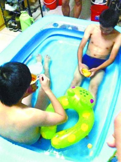 宿舍充气泳池。 宿舍充气泳池。