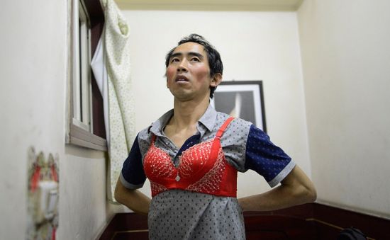 文胸爸爸为救儿子男扮女装