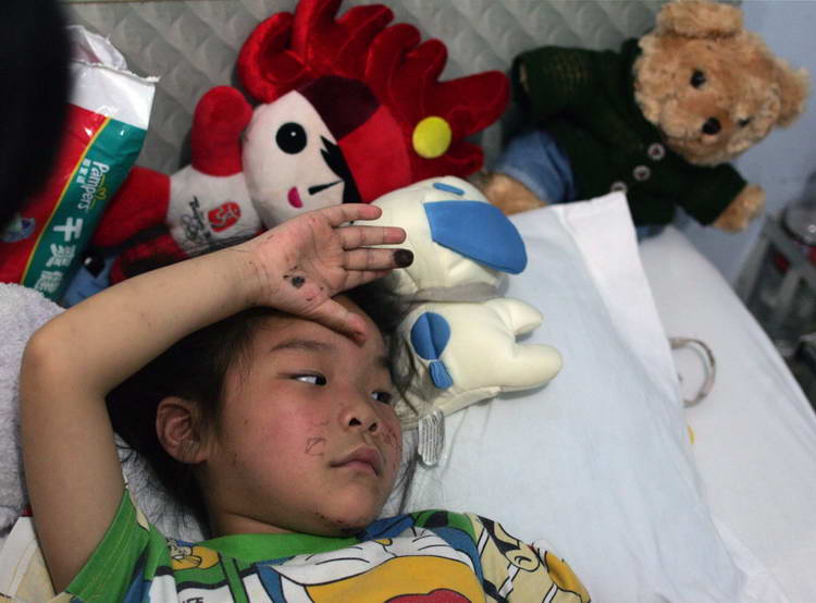 图文灾区受伤小女孩躺在床上