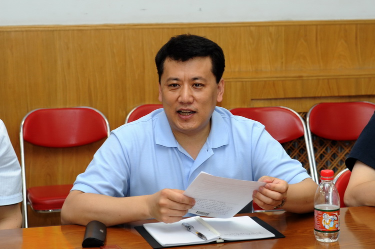 中国航天科技集团公司副总经理袁家军在听汇报 甄小云摄神舟七号载人