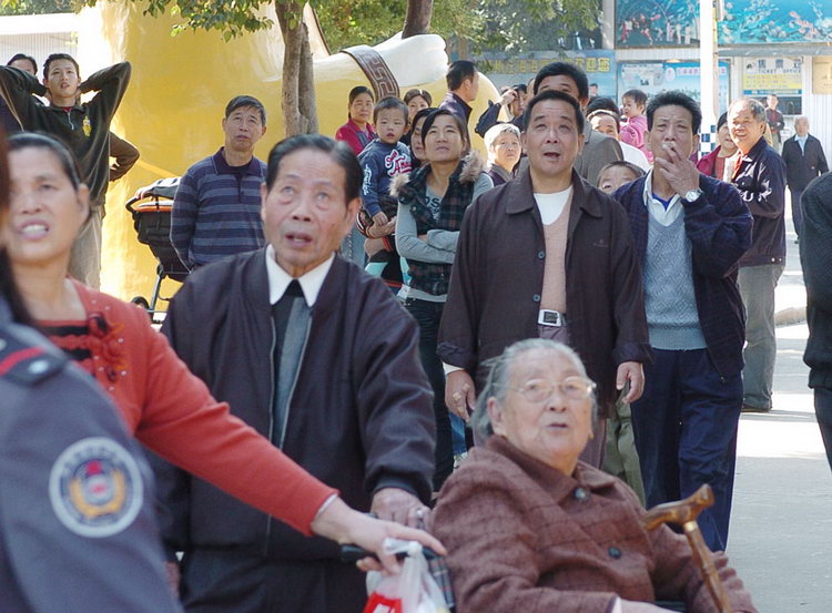 图文:现场的人们心惊胆颤