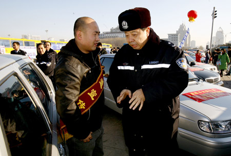 王卫东上路宣传 记者 施忠威 摄东亚讯(记者 苏东旭) 12月1日是全国