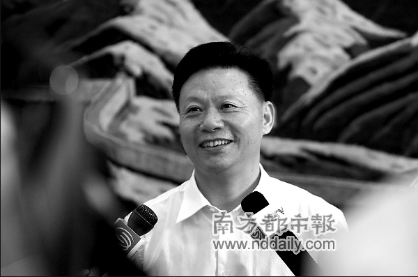 管林根说,发帖救人是关爱还是"作秀",他相信百姓心中自有一杆秤.