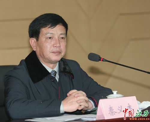 江西省政协十届一次会议新闻发言人王国龙向新闻媒体介绍省政协十届