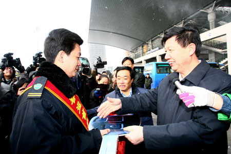 省交通厅厅长王树森(右)和长春市副市长王学战(中)为春运首发车辆发放