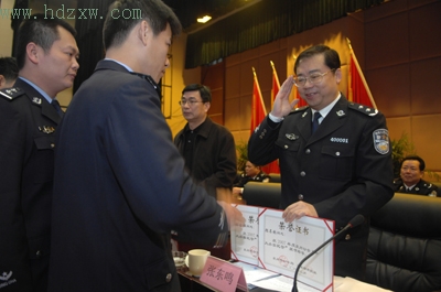 张东鸣为入选民警颁发证书
