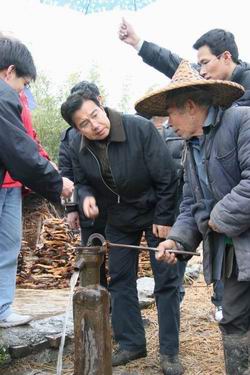 千龙网为领导打伞不是都该痛批