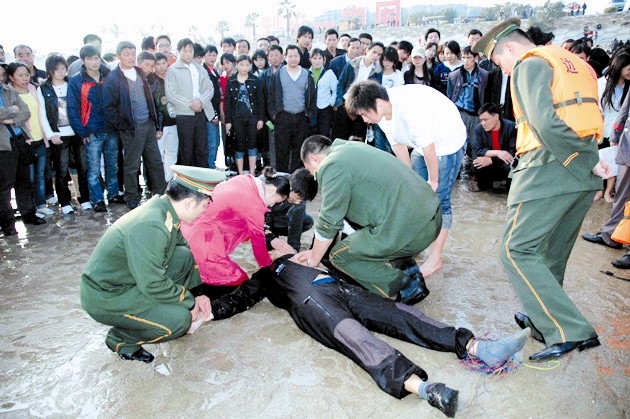 厦门:一男子驾驶滑翔伞飞行意外落海身亡(3)