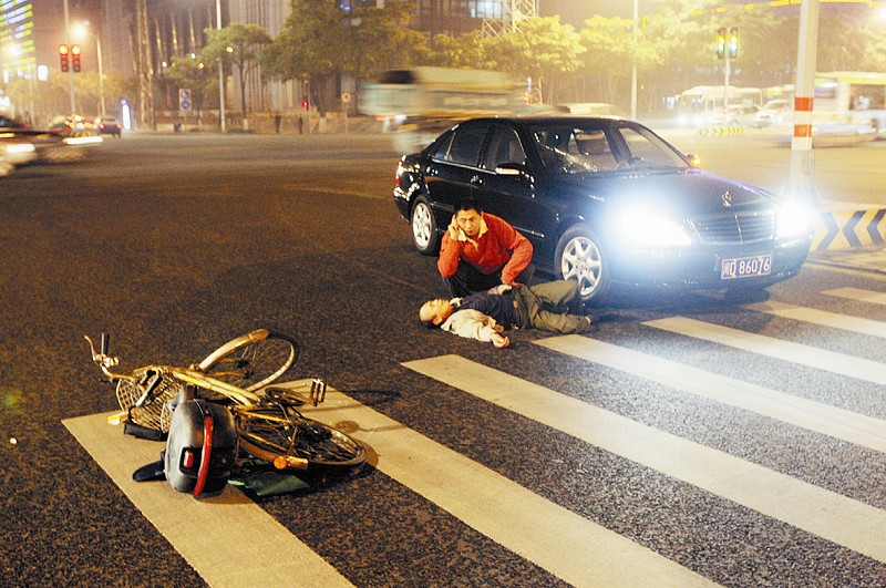 蓮嶽路口男子被車撞倒昏迷醒來推車就走