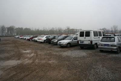 砂石地的停车场车位有限 停车场暂时不收费电影博物馆外仅有一处公共