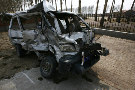 学生"班车"道口撞上农用车 4死18伤