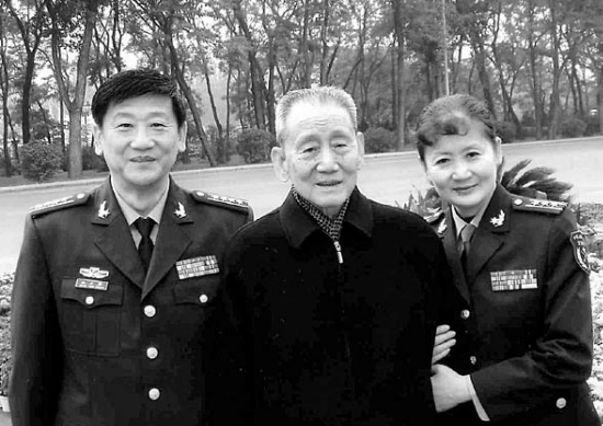 丛华和儿子,女儿合影遗留体内的弹片丛华(左)参军时照片91岁的抗日老