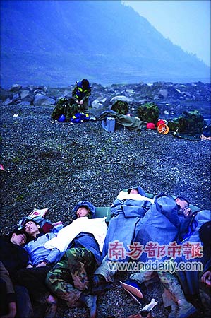 15日凌晨,往映秀镇开进的广东医疗救援队在野外露宿.